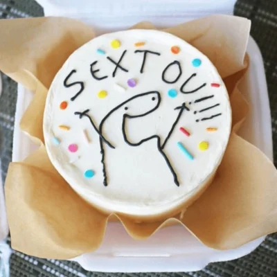Bento cake com um boneco feliz e escrito "SEXTOU".